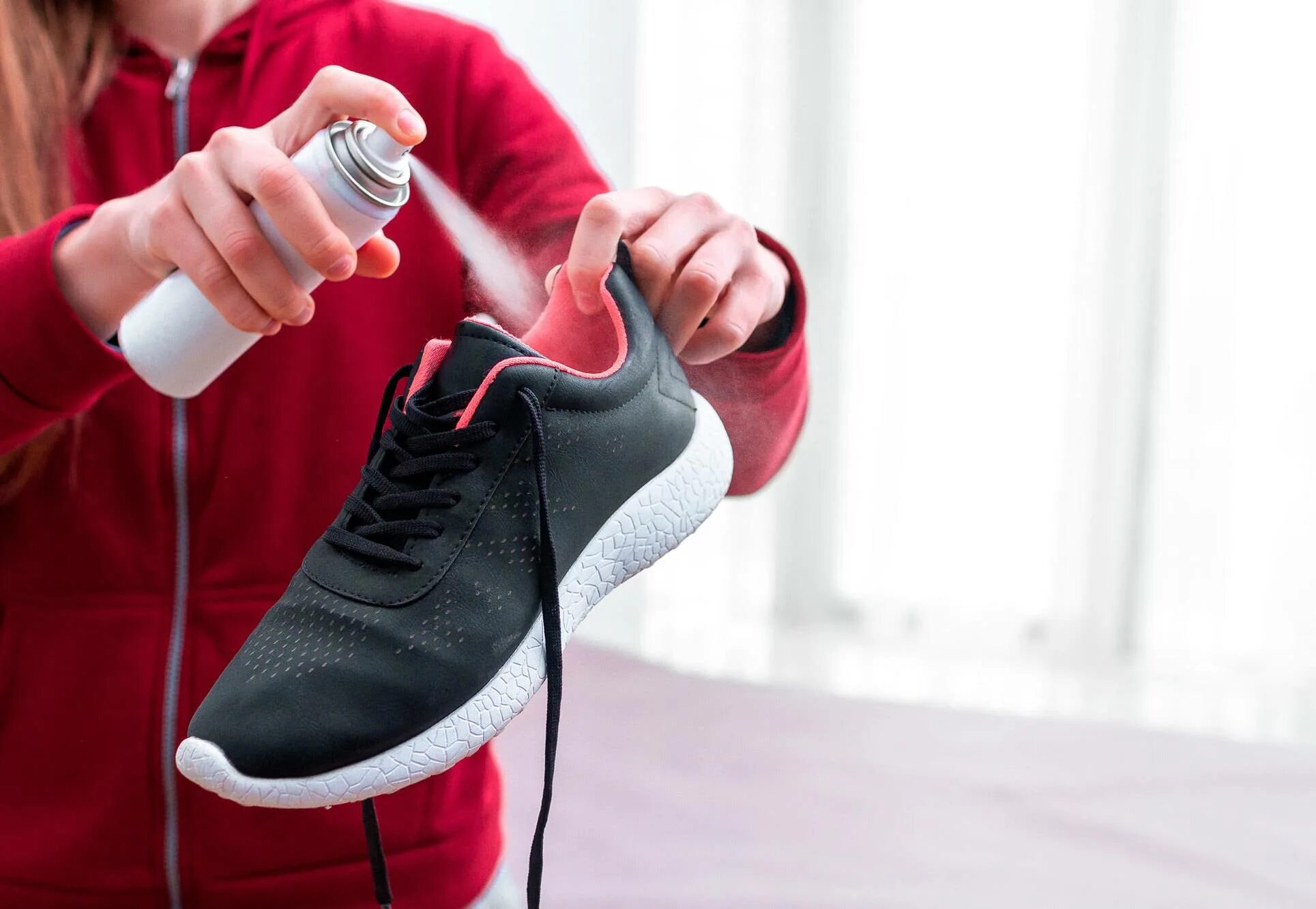 Штучки от запаха в обуви. Как убрать запах из кроссовок. Как убрать запах из кроссовок. Сода в обувь. Неприятный запах обуви.