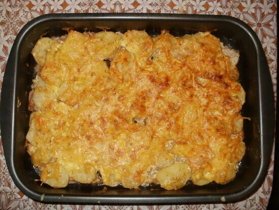Картошка с мясом в духовке. Мясо суартошкой в духовке. Запеченный картофель с мясом в духовке. Картофель запеченный в духовке с курицей и сыром и майонезом. Картошка в духовке под соусом.