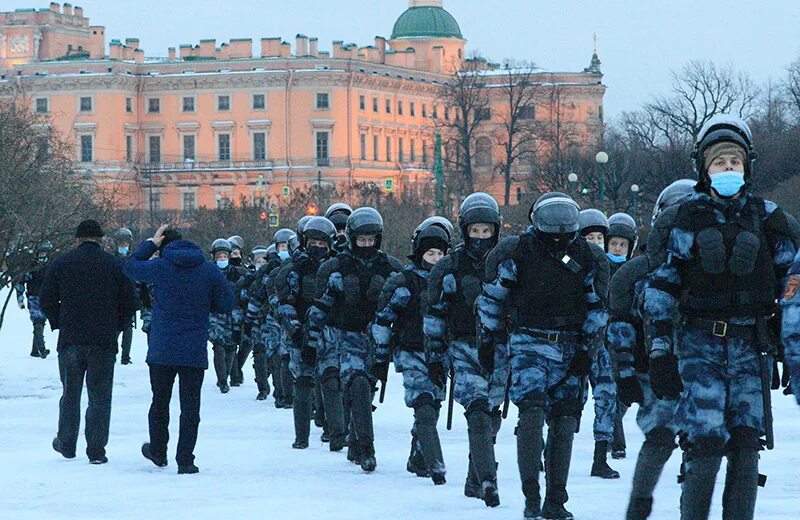 Полиция на Дворцовой площади. ОМОН на Дворцовой площади. Полиция СПБ Дворцовая площадь. Оцепление Росгвардии на Дворцовой площади. Омон на улицах