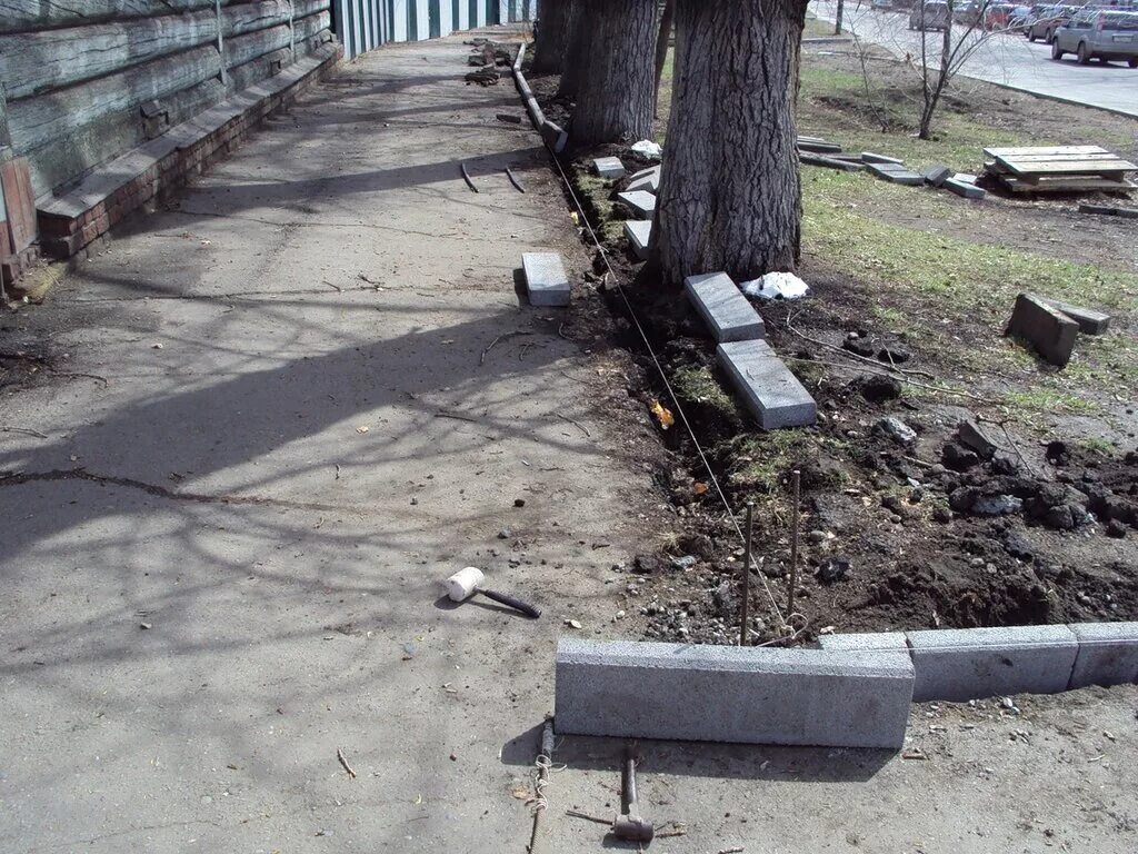 демонтаж бордюр бетонный. демонтаж бортового камня. в москве меняют бордюры на гранитные. разборка бортовых камней: на бетонном основании. демонтаж бортовых камней.