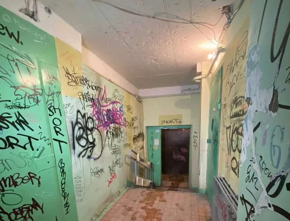 Граффити на стенах в подъезде. Надписи на стенах в подъезде. Граффити на стенах в подъезде. Пападик. Разноцветный подъезд.