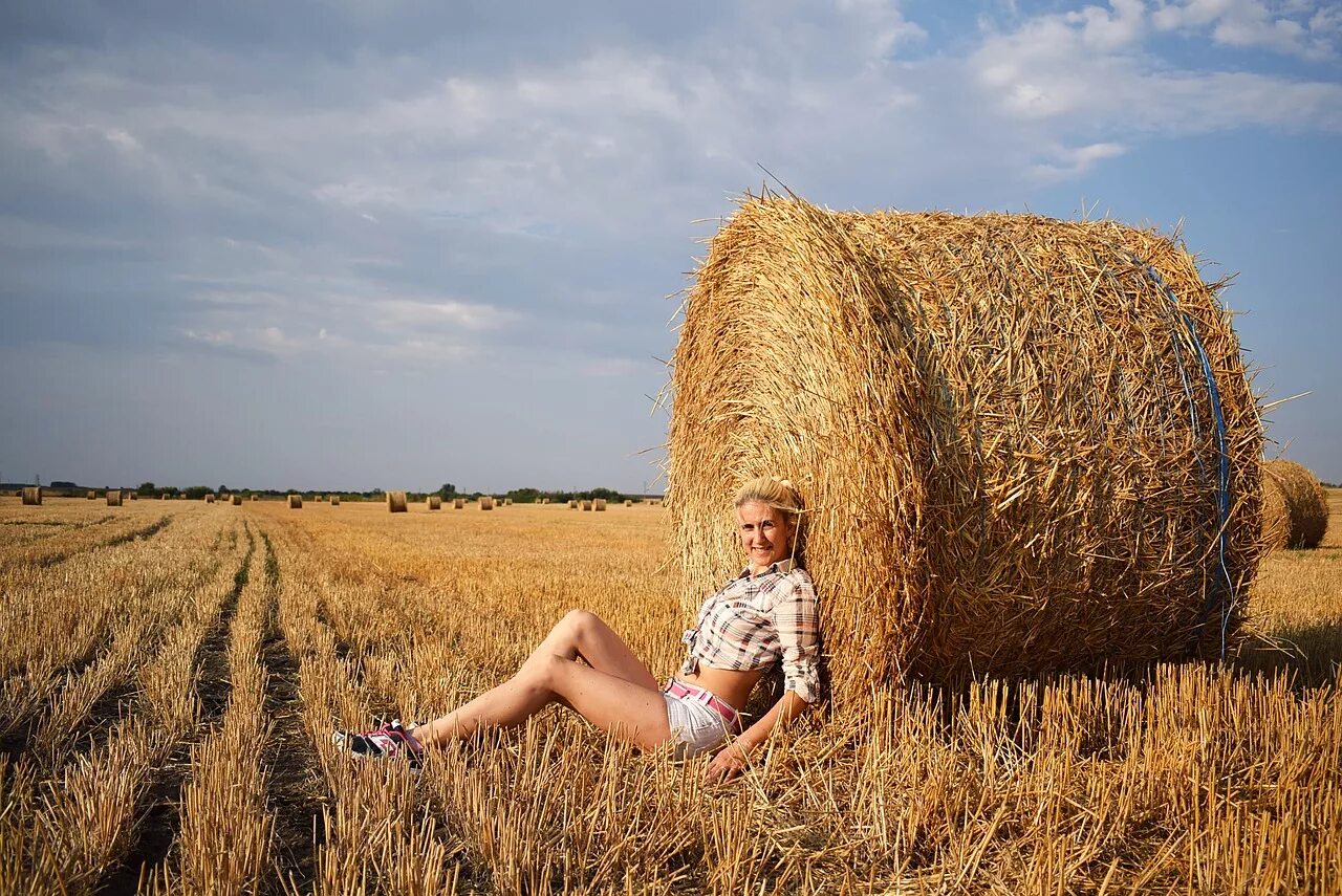 Сено в тюках на поле. Фотосессия с тюками сена. Поле с тюками сена. Фотосессия в поле.