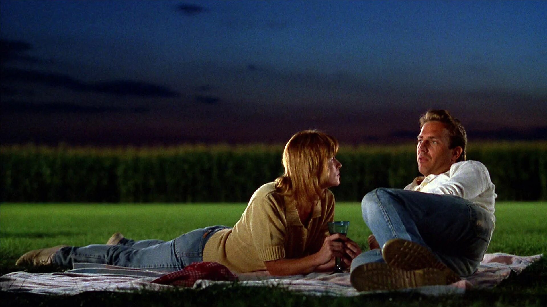 Wonder field. Field of dreams 1989. Field of dreams фильм. Поле чудес / field of dreams (1989). Зеленое поле фильм.