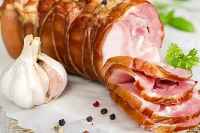 Домашний свиной рулет из грудинка. Рулет из грудинки свиной. рулет свиной копченый. рулет из грудинки копченый. рулет из грудинки свиной в духовке.