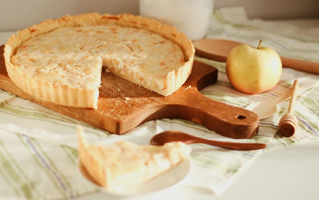 Песочный яблочный пирог. Песочный с яблоком и творогом. Пирог с творогом и яблоками в духовке. Песочный с яблоком и творогом. Творожный пирог с яблоками.