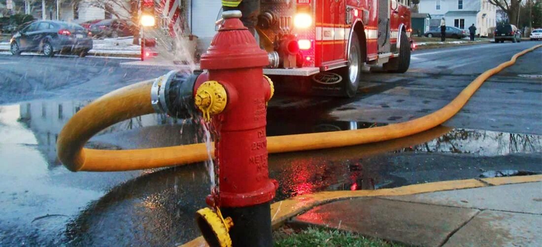 Гидрант с водой. Гидранты на месторождении. Источники противопожарного водоснабжения. Пожарный гидрант. Пожарный гидрант.