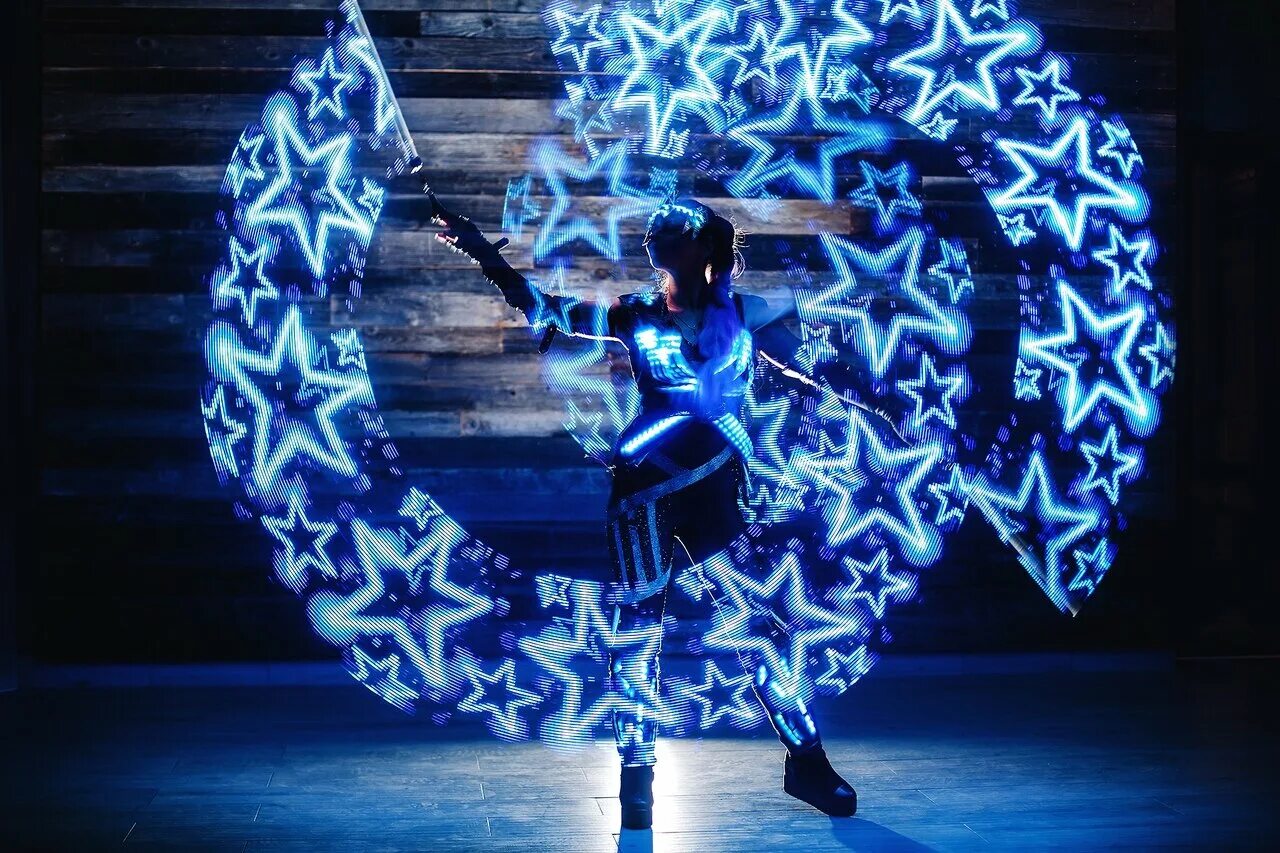 световое шоу артисты. светящиеся костюмы. световое неоновое шоу. лазерное шоу зазеркалье. светящееся шоу.