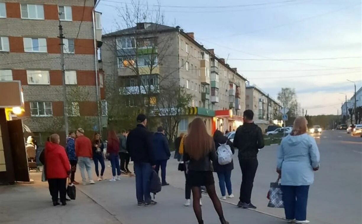 На косой горе тула. Администрация косой горы тула. люди на остановке. жители тулы. группа людей на остановке.
