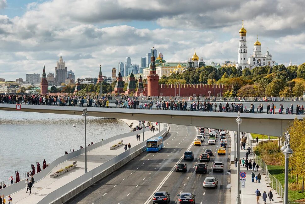 Парк Зарядье в Москве. Красная площадь Зарядье. Площадь Зарядье парк в Москве. Парк Зарядье вид на Кремль. Идеальные дни москва