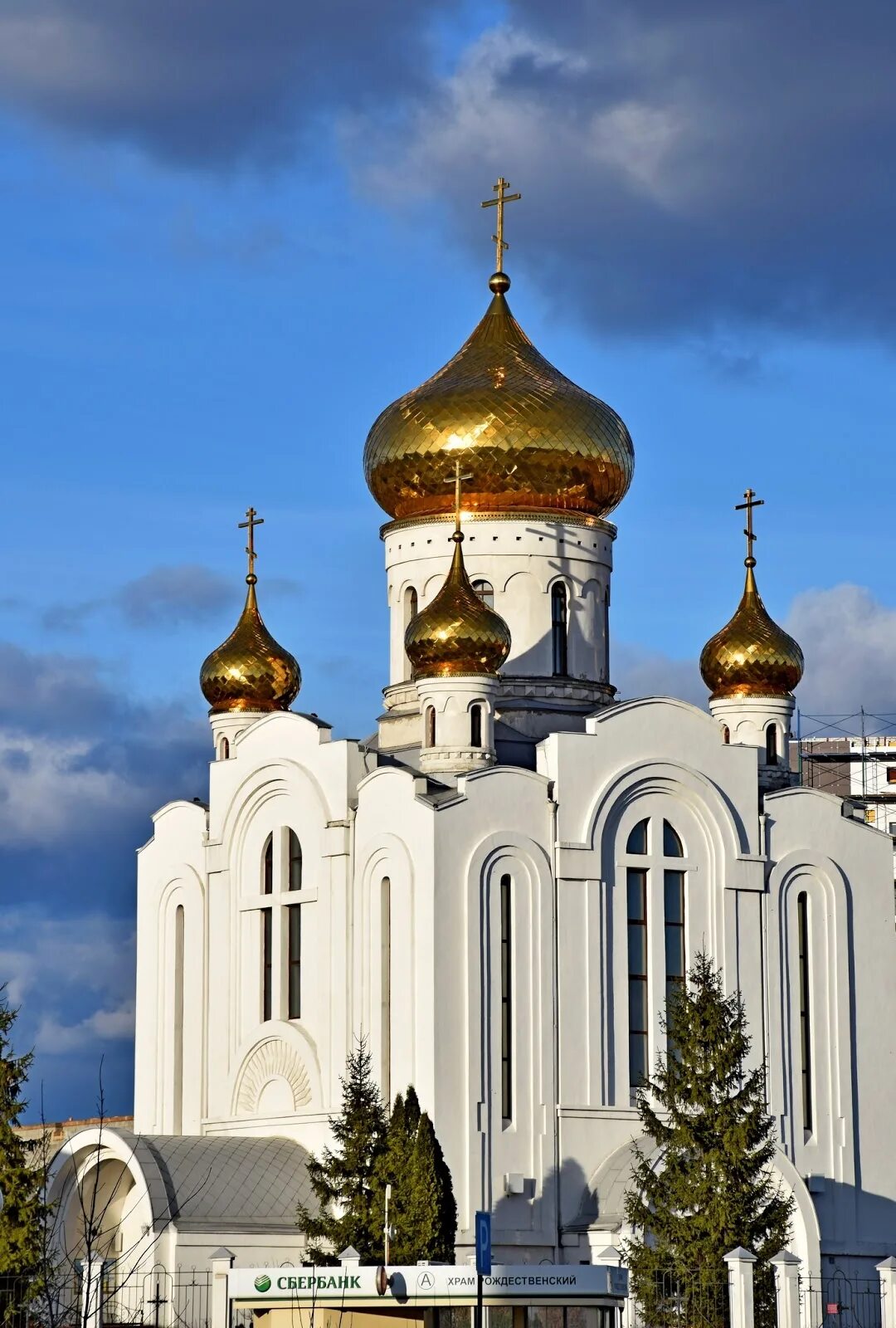 Белый храм Егорьевск. Храм в городе белая Церковь. Белый храм в Сыктывкаре. Белоснежный храм Донецка..