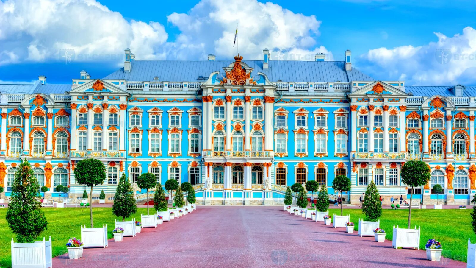 Туристы в большом петергофском дворце. Растрелли архитектура екатерининский дворец. Дворцовое ожерелье санкт-петербурга. Турфирма одиссея рязань. Петродворец большой дворец.