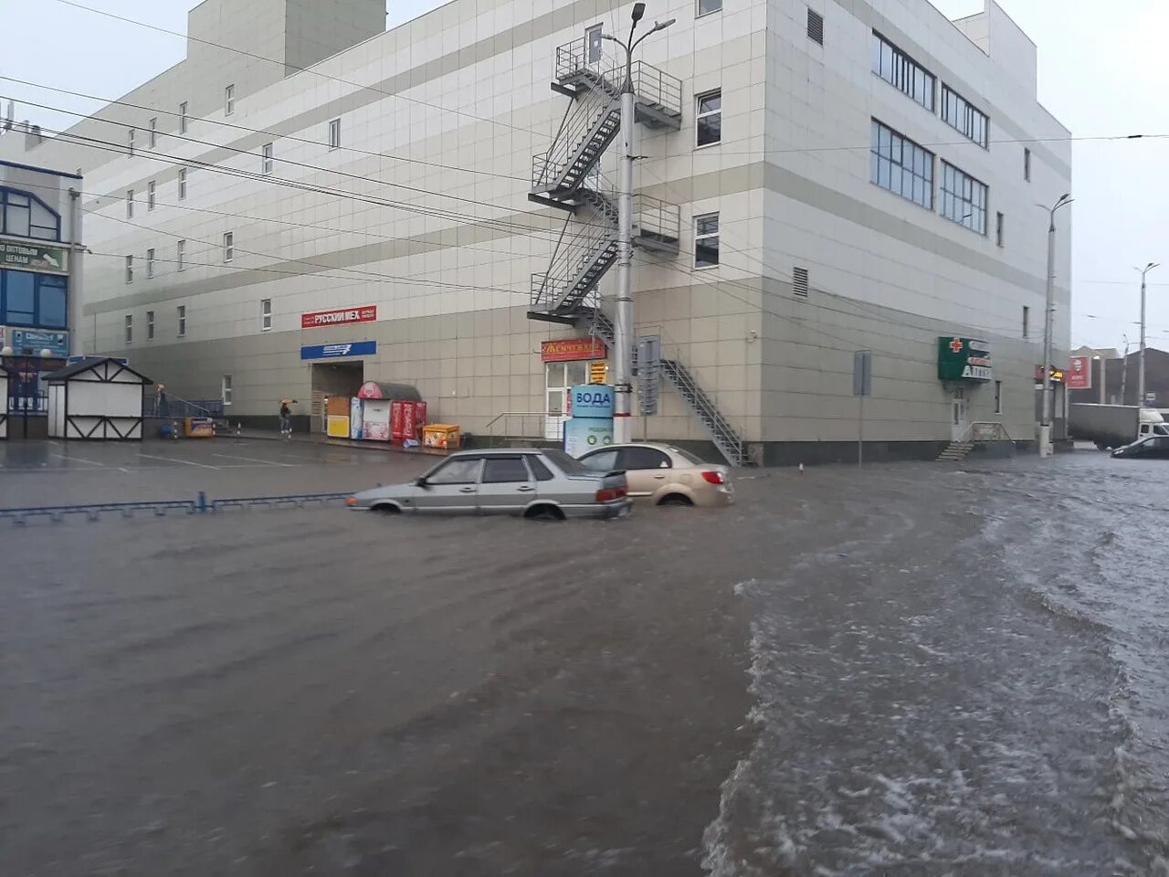 Сирена в курске сегодня. Потоп в курске на центральном рынке. курск центральный рынок после ливня. центральный рынок курск после дождя. курск потоп на рынке.