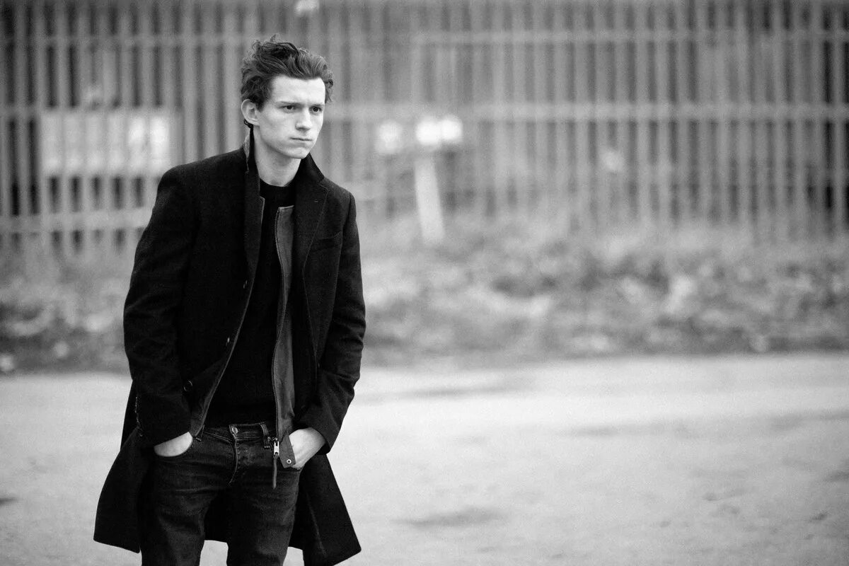 Том для кого он будет. Том холод. tom holland. том холланд чб. том холланд в черном.