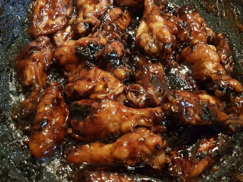 Крылышки «кэлэ цзи чи». Кола куриные крылышки. Крылышки на шампурах. Крылья в коле на сковороде. Соус для маринования крылышек курицы.