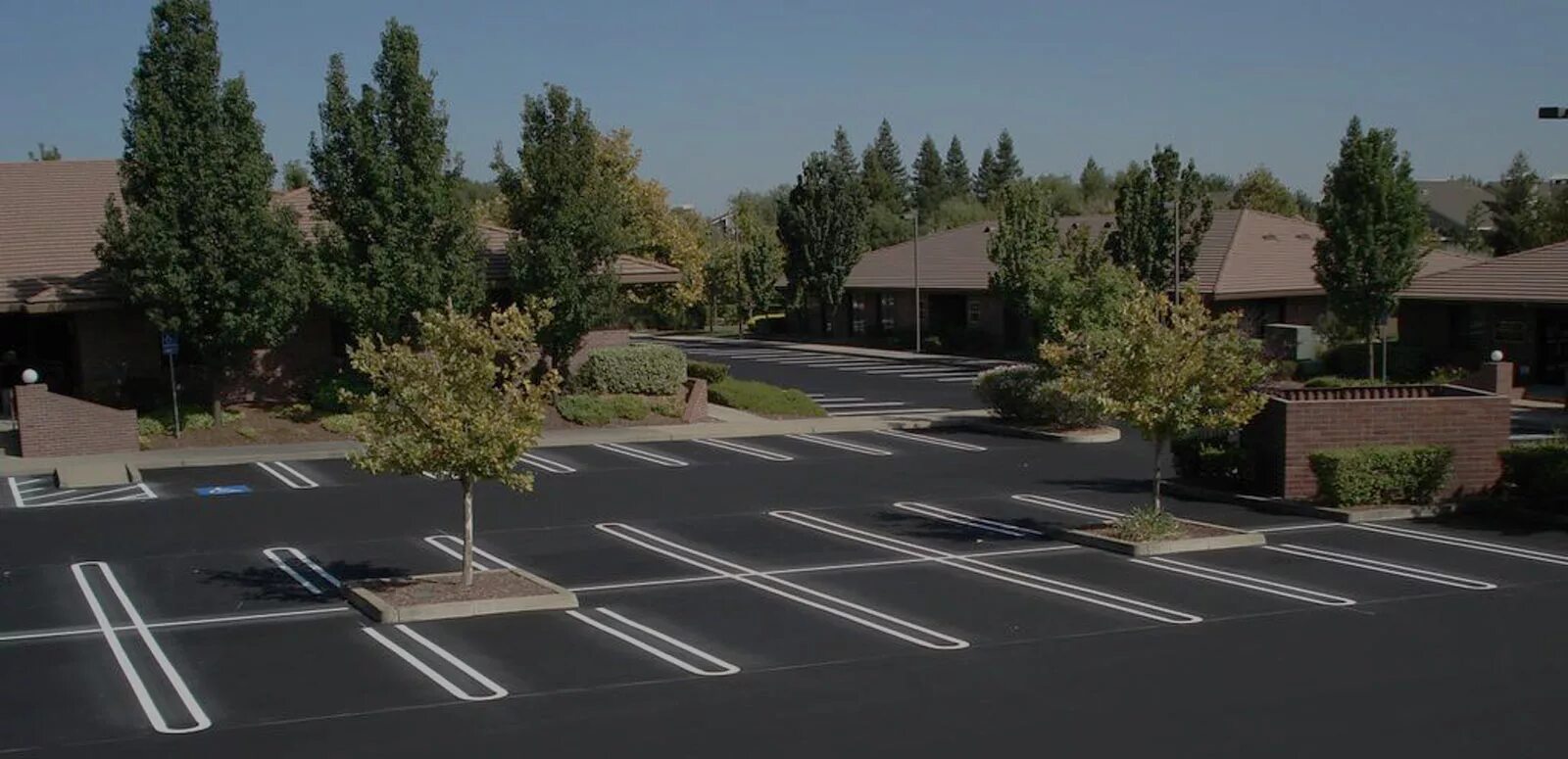 асфальтирование и благоустройство. асфальт парковка. разметка парковки. разметка парковки. асфальтирование ангаров.