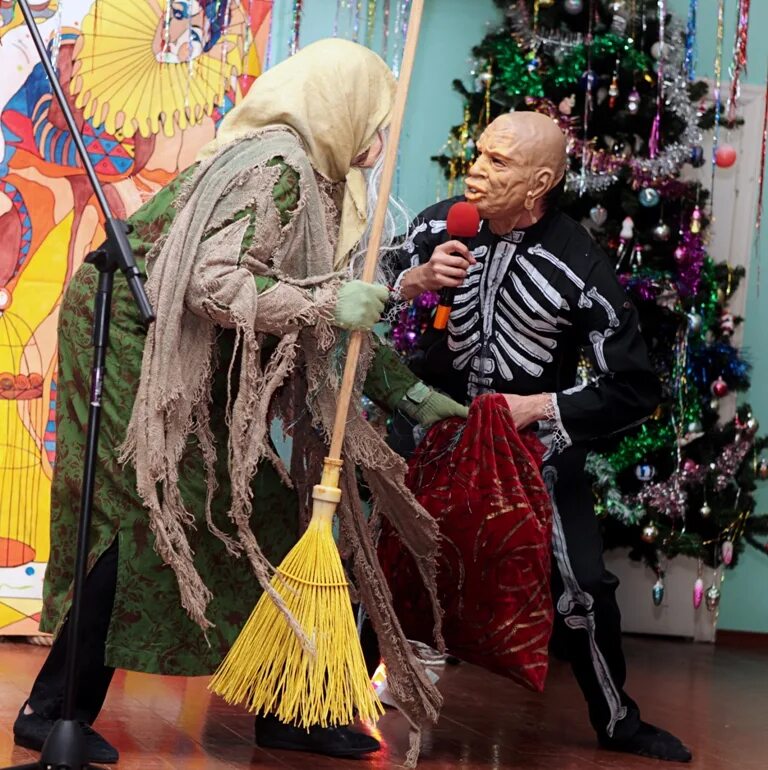 Баба яга в садике на новый год. Баба яга в саду на утреннике. Грим бабы яги для детского утренника. Баба яга в садике на новый год. Баба яга в садике.