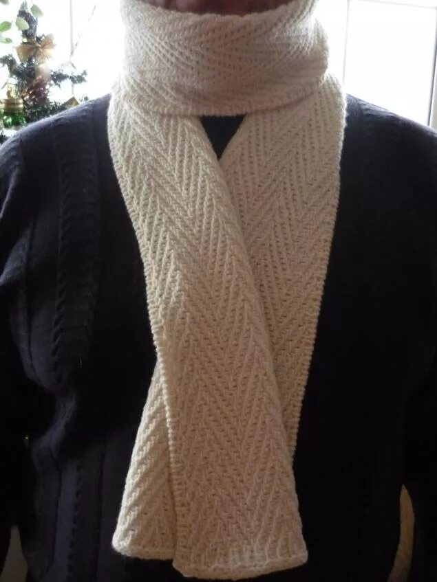 Тонкий шарф спицами. Ажурный шарф спицами. Тонкий шарф спицами. Шарфы мужские вязаные спицами. Узкий вязаный шарф.