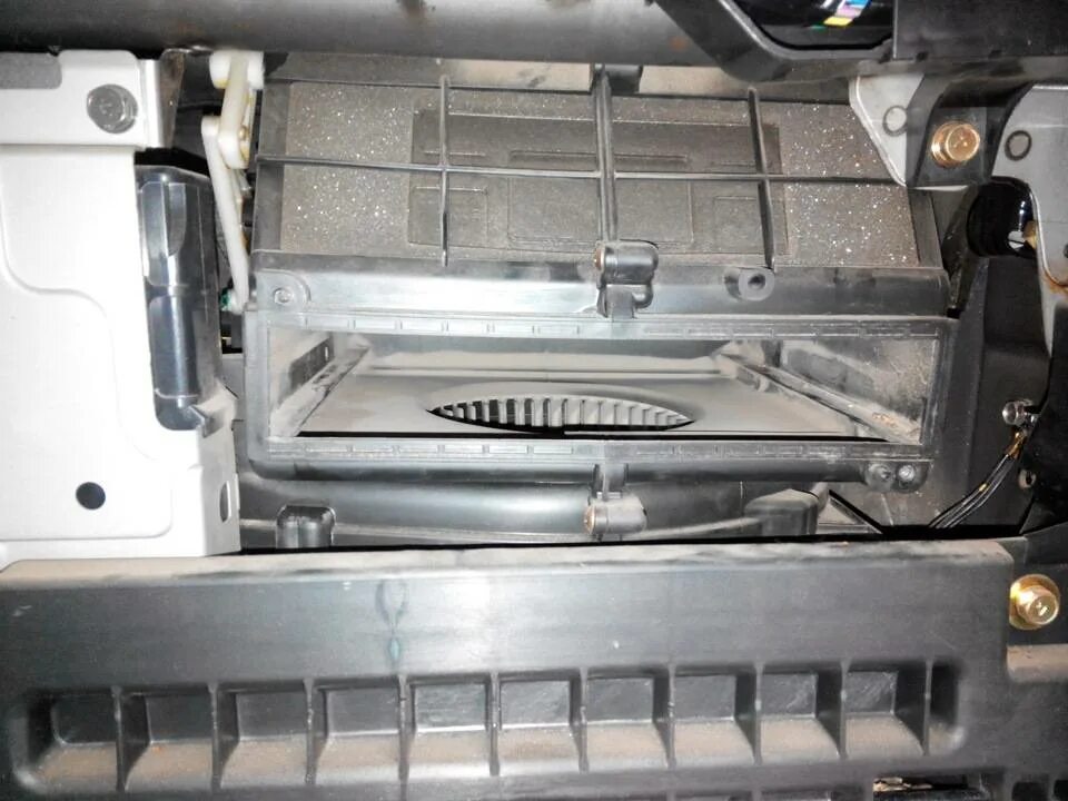 Замена фильтра митсубиси лансер 10. Салонный фильтр митсубиси лансер 10. 5. Mitsubishi outlander фильтр салона. Замена фильтра митсубиси лансер 10.