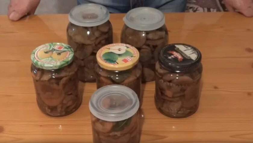 Как закрыть грибы в банке на зиму. Грибы рыжики маринованные 3л. маринованные рыжики фото. рыжики маринованные с горчицей. рыжики в маринаде с сахаром и зернами горчицы.