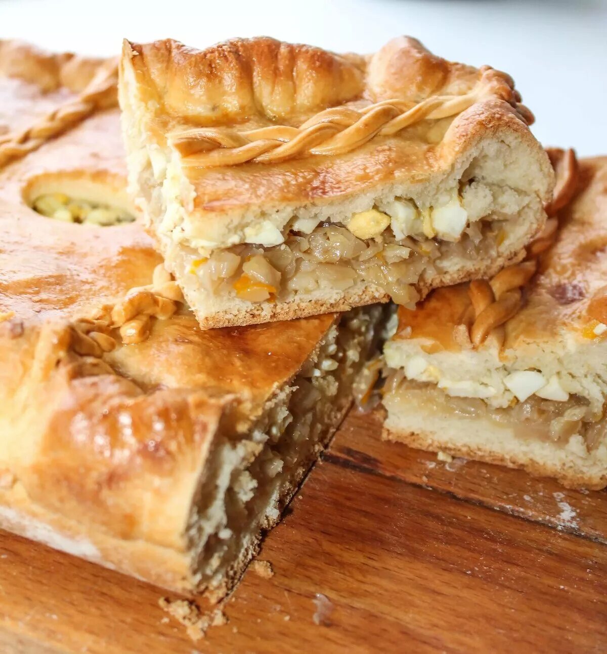 Кухня наизнанку пирог с яйцом. Пирог с капустой. пирог с капустой и яйцом. кулебяка с капустой. пирогтс капустой и яйцом.