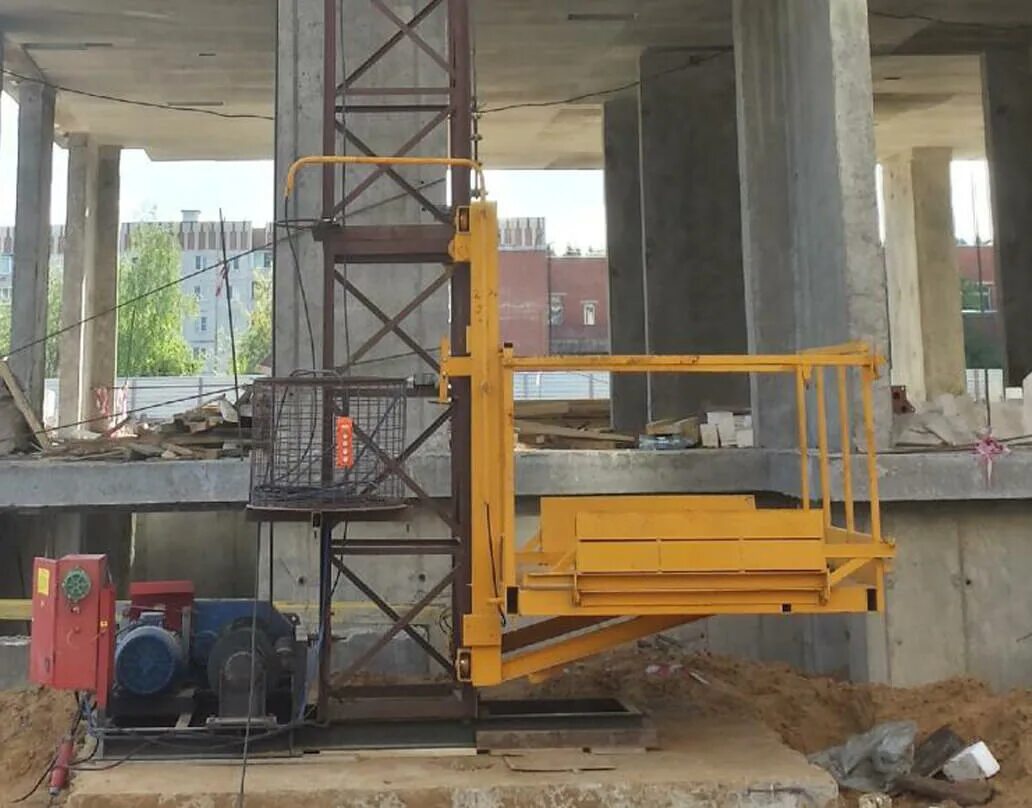 Подъемник пмг 750. Подъемник строительный мачтовый аренда. Подъемник одномачтовый до 500 кг высота подъема 45 м. Мачтовый строительный подъемник пмг 750. Подъемник грузовой мачтовый геда 1500 z/zp.