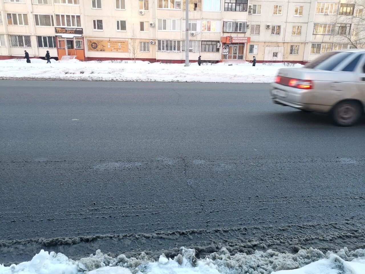 Улицы трещины. Трещины на асфальте. Оренбург ремонт дорог на улице Салмышской. Трещины на новом асфальте. Ремонтируем трещины на асфальте.