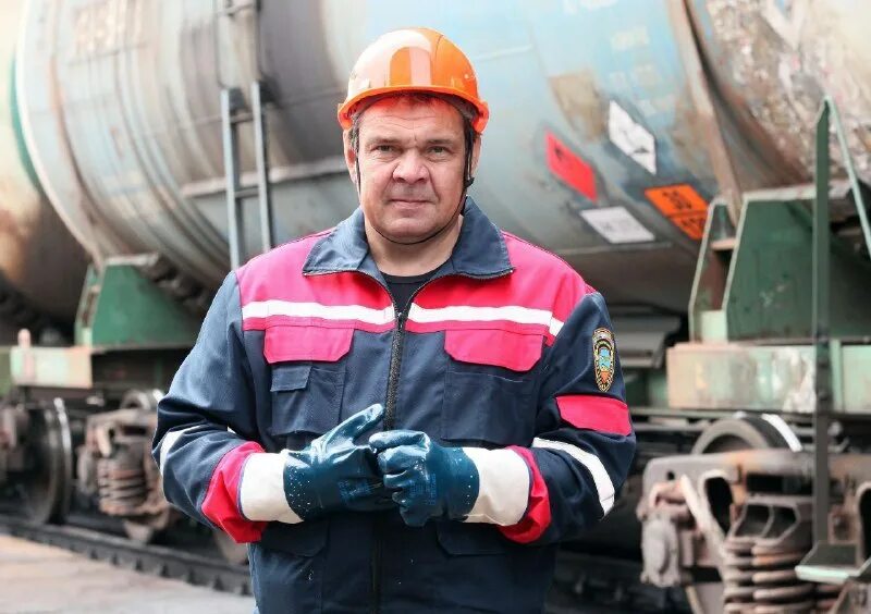 Промывочно пропарочный комплекс для жд цистерн. Промывочно-пропарочная станция сызрань. Работа промывальщиков-пропарщиков. Сиз для зачистки резервуара. Мойщик пропарщик цистерн.