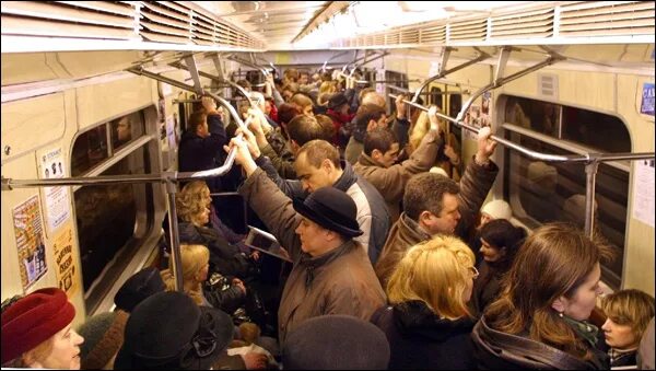 Вагон метро в час пик. Метро Москва час пик вагон. Много людей в вагоне метро. Переполненный вагон метро. Народу в дом набилось