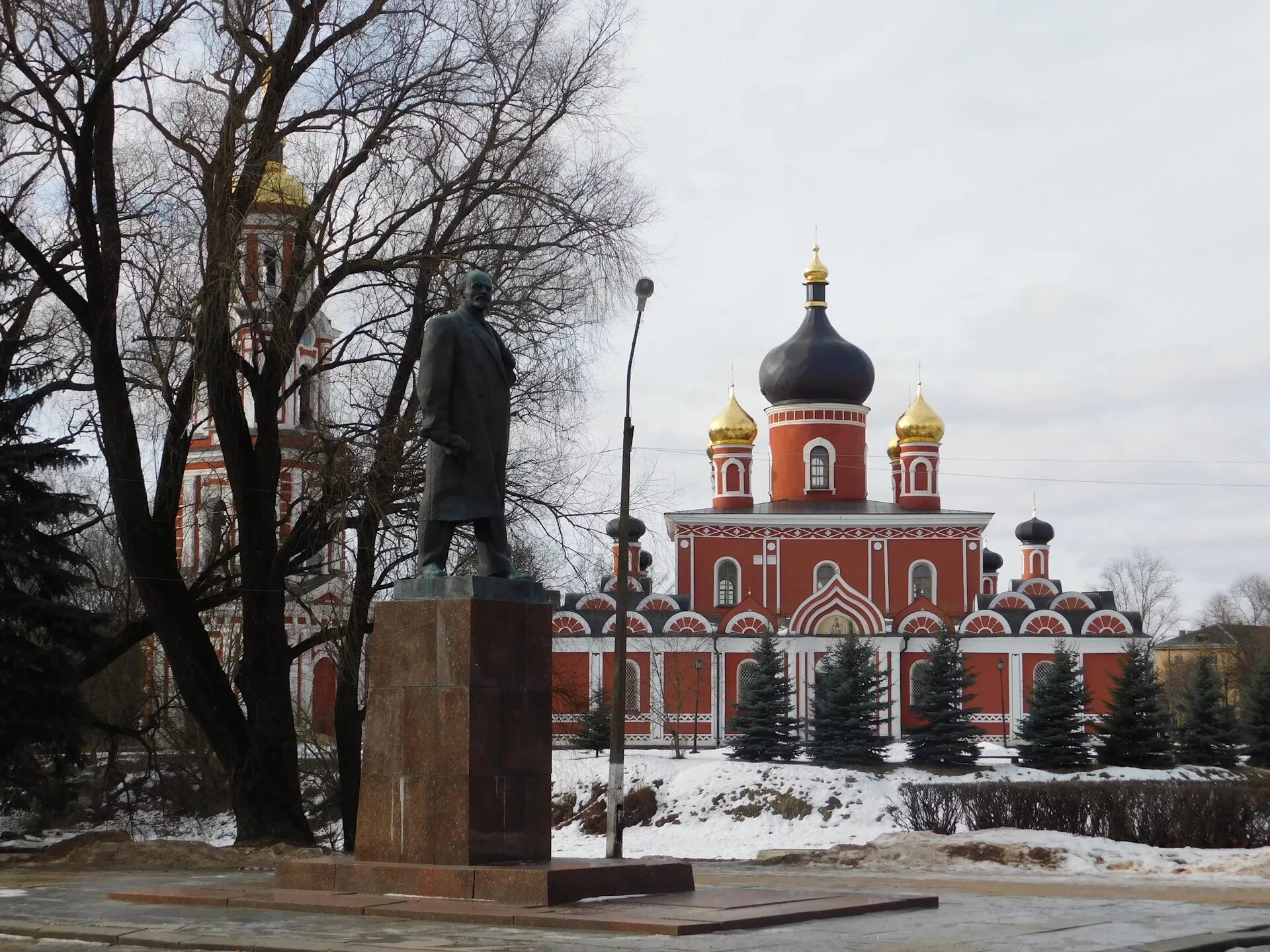 Погода на апрель старая русса. Старая русса монастырь. церковь спаса в старой руссе. старая русса церкви и монастыри. старая русса заповедник.