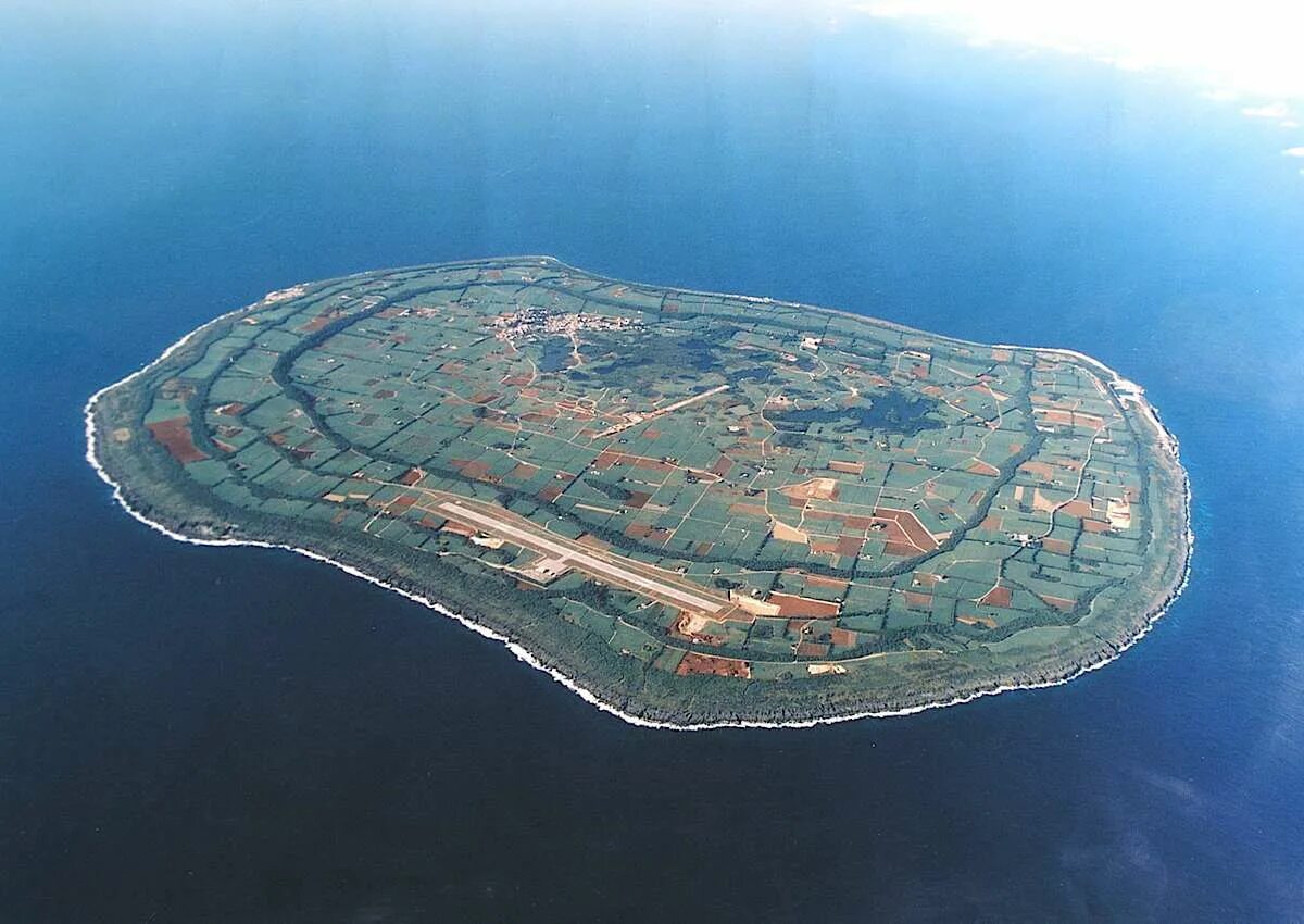 Стране принадлежит самый большой в мире остров. Остров Южный Бородино. Острова Дайто. Остров государство. Минамидайто остров.