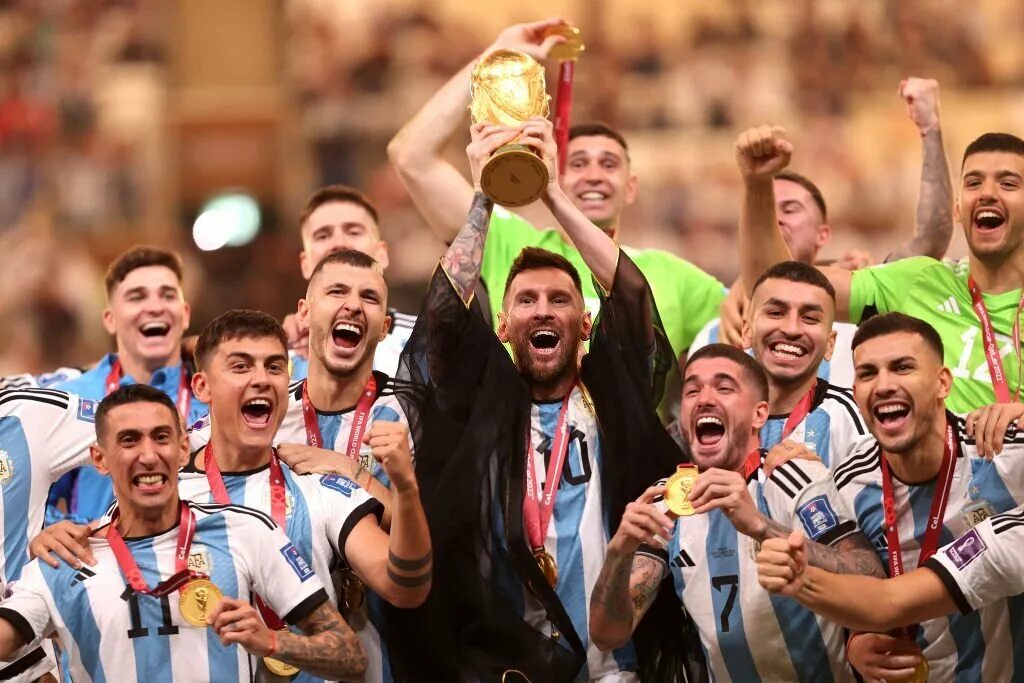 Месси Аргентина 2022 с Кубком. Лионель Месси World Cup.