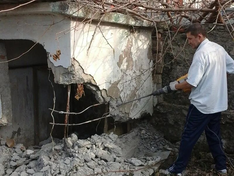 Недостроенные здания в анапе. Демонтаж бетона отбойными молотками. Демонтаж фундамента отбойным молотком. Ломаем бетон визитка. Демонтаж анапы.