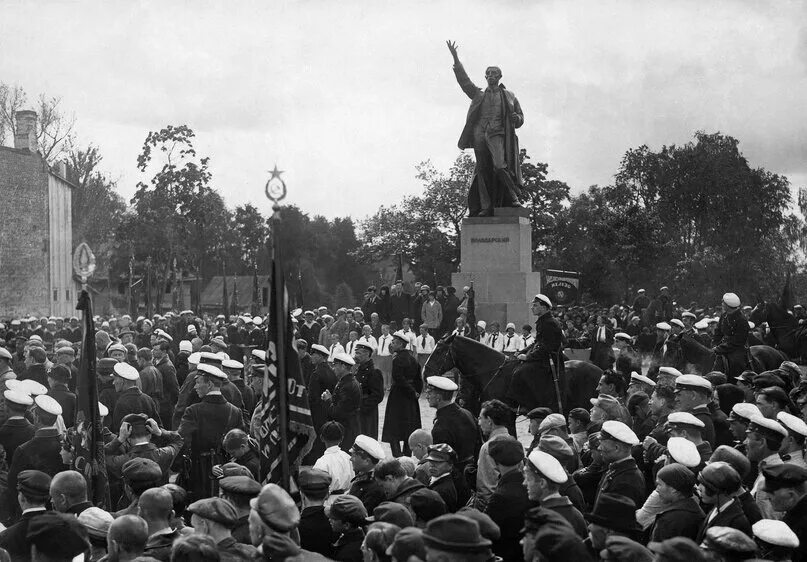 Запад 1922 год. Памятник володарскому в петрограде. Освобождение владивостока 1922. 25 октября 1922 владивосток. Школа 1922 год.