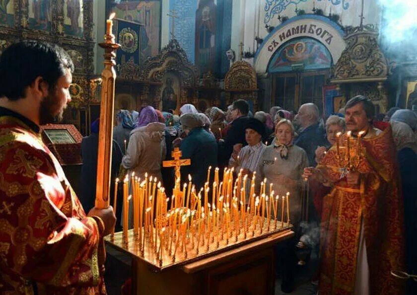 Что несут в церковь на радоницу. Радоница панихида храм. служба на радоницу в церкви. радоница в храме христа спасителя.
