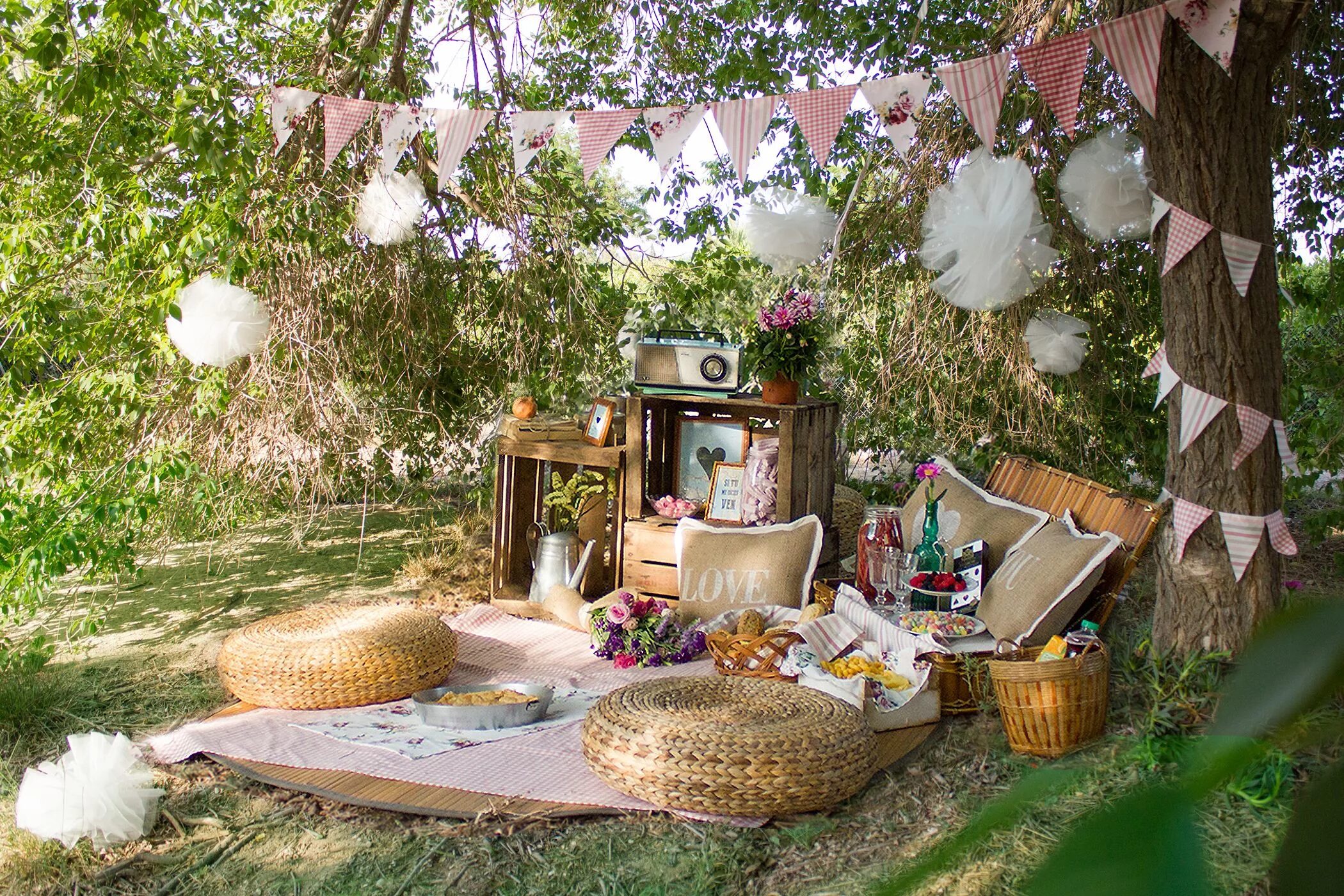 Вечеринка на даче. Украшение на стол пикник. Стол на др на природе. Украшение стола на природе. Детский день рождения на природе.