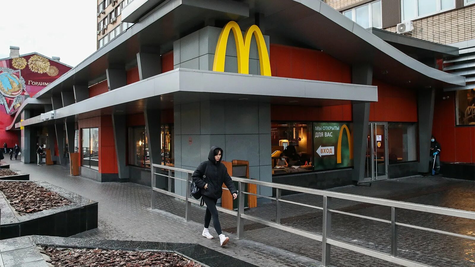 Mcdonald's russia. Макдоналдс на Пушкинской новый фасад. Макдональдс июнь Мытищи. Макдональдс Москва новый бренд. Новый макдональдс в России.