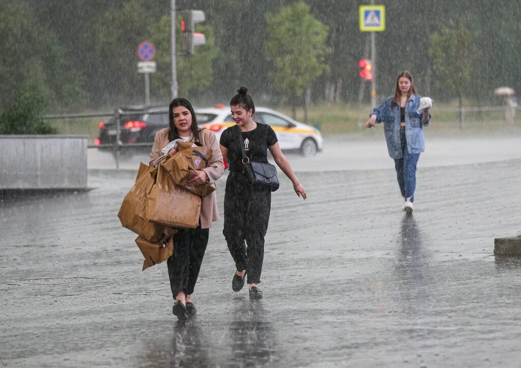 Дождь начавшийся утром. Огромный ливень. Дождливая погода. Дождь в Москве. Москва под дождем.