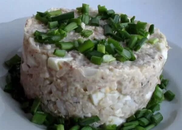 Салат из сайры с рисом и яйцом. Салат из консервы сайра с яйцом и рисом и огурцом. салат с рисом и рыбными консервами. салат из сайры с рисом. салат с рисом и консервой.