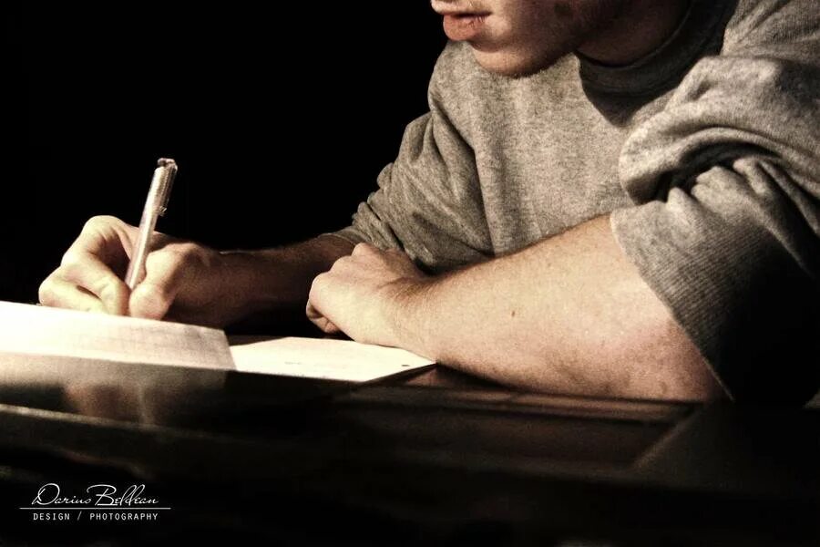 Юноша поэту. Мужчина писает. Поэт сочиняет. Мужчина пишет письмо. Письмо парню.