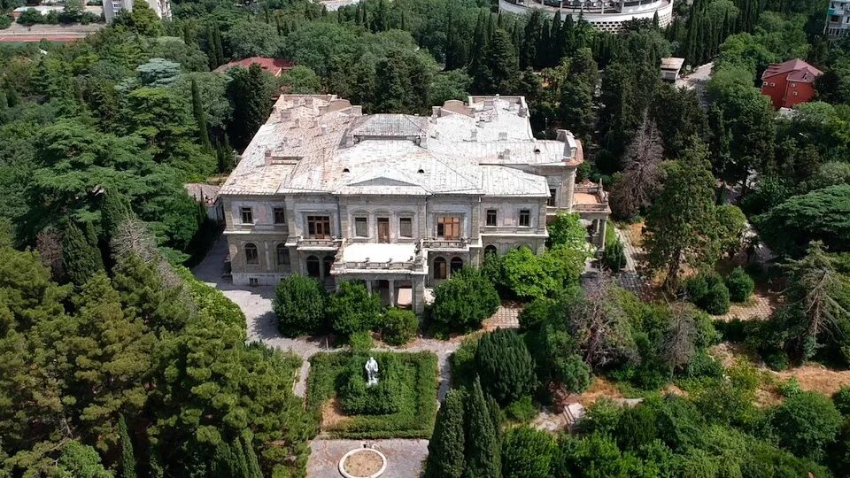 заброшенный дворец графа мордвинова в ялте. мордвинов дворец. усадьба мордвинова в ялте. дворец графа мордвинова в ялте. мордвиновский дворец в ялте.