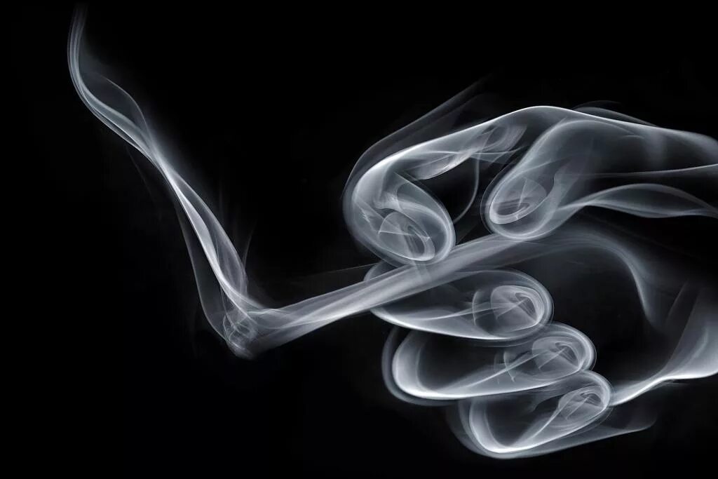 Сигаретный дым. Сигарета на черном фоне. Дымящаяся сигара. Сигаретный дым для фотошопа. Сигаретный дым дорогой коньяк