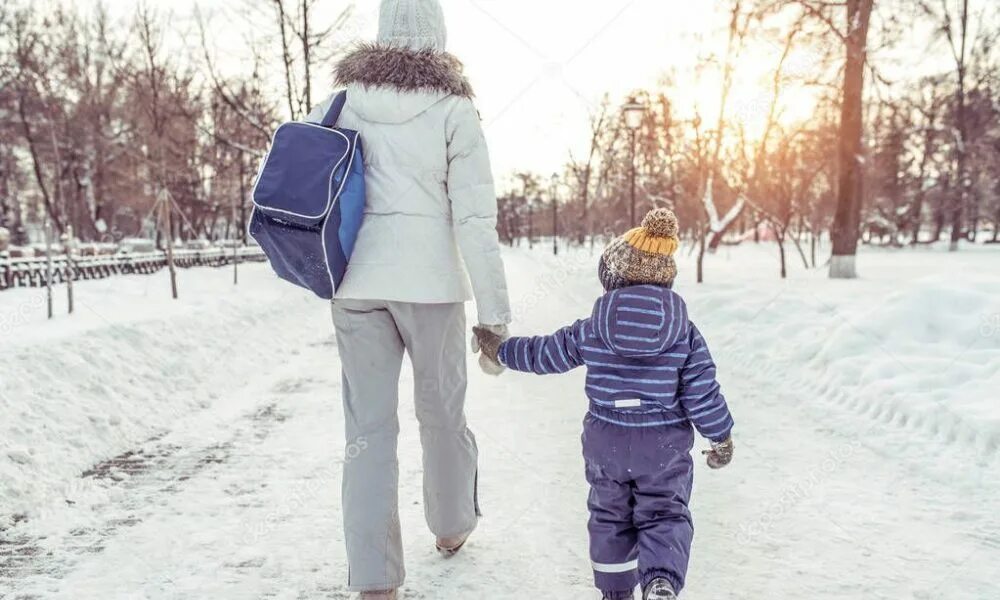 Мама пойдем на улицу. Прогулка дети зима. Дети на прогулке зимой. Девушка с ребенком зимой. Мама с ребенком зимой.