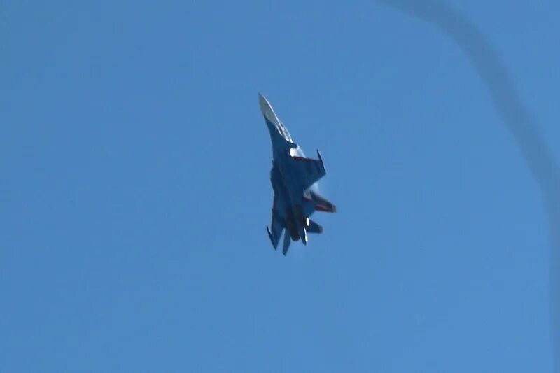 самолёт военнный похожий на гуся. хлопок когда летит истребитель. су-27 истребитель перехват. истребитель грач. звук полета военного самолета.