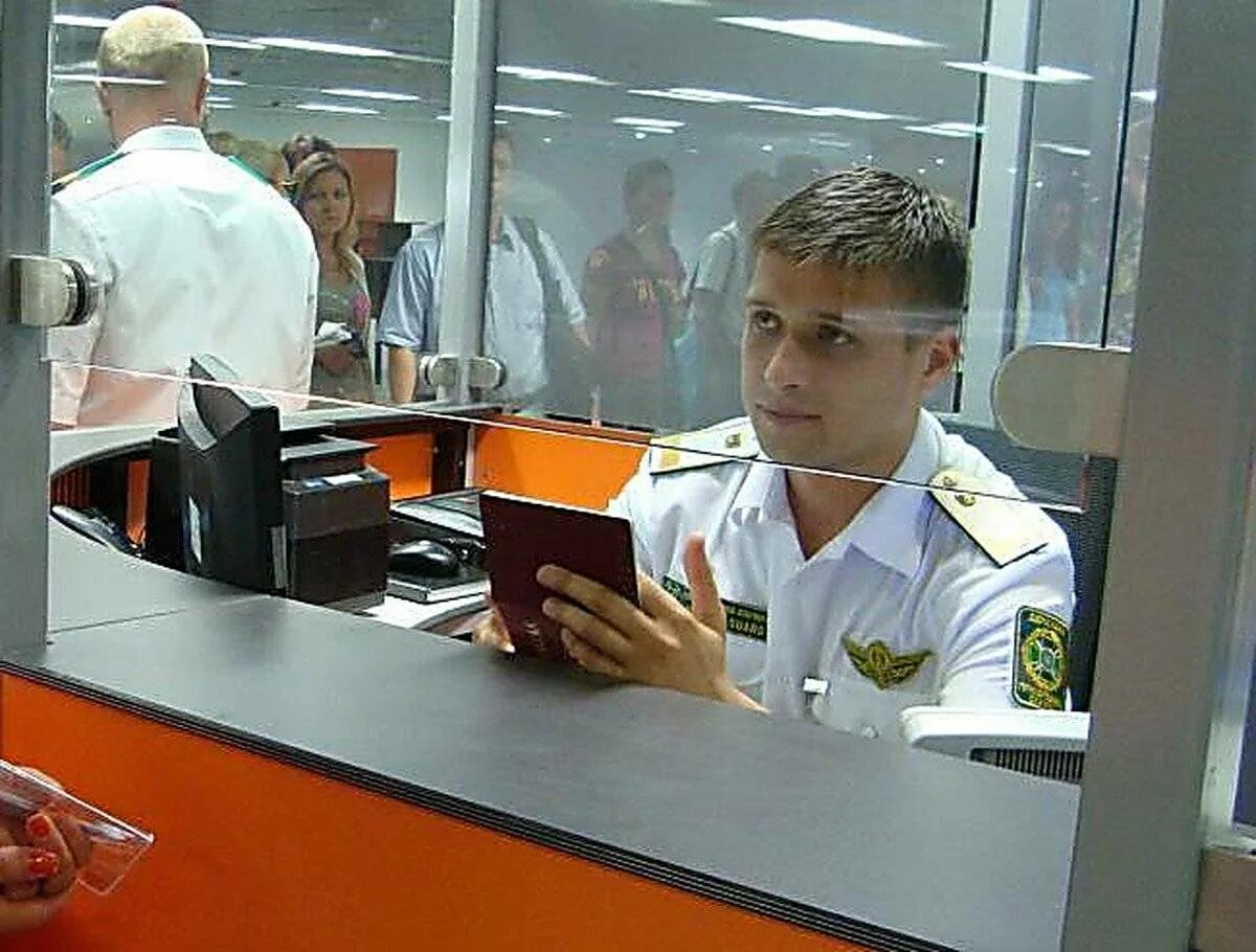 Пограничный контроль международный аэропорт шереметьево. Пограничники в аэропорту. паспортный контроль. сотрудник пограничного контроля аэропорта. форма пограничника в аэропорту.