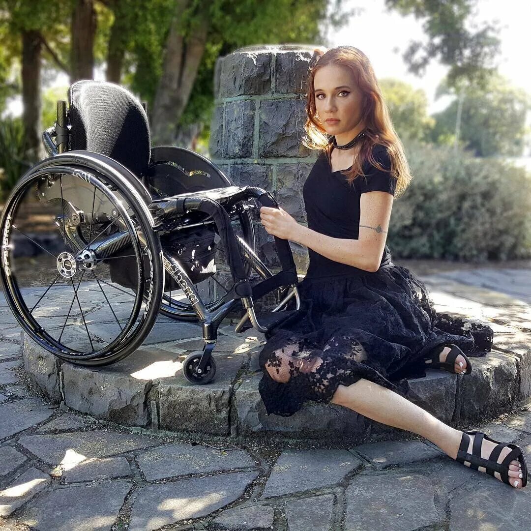 Юлия субботина певица. Инвалидное кресло. Девушка в инвалидной коляске. Девушка в инвалидном кресле. Модели в инвалидных колясках.