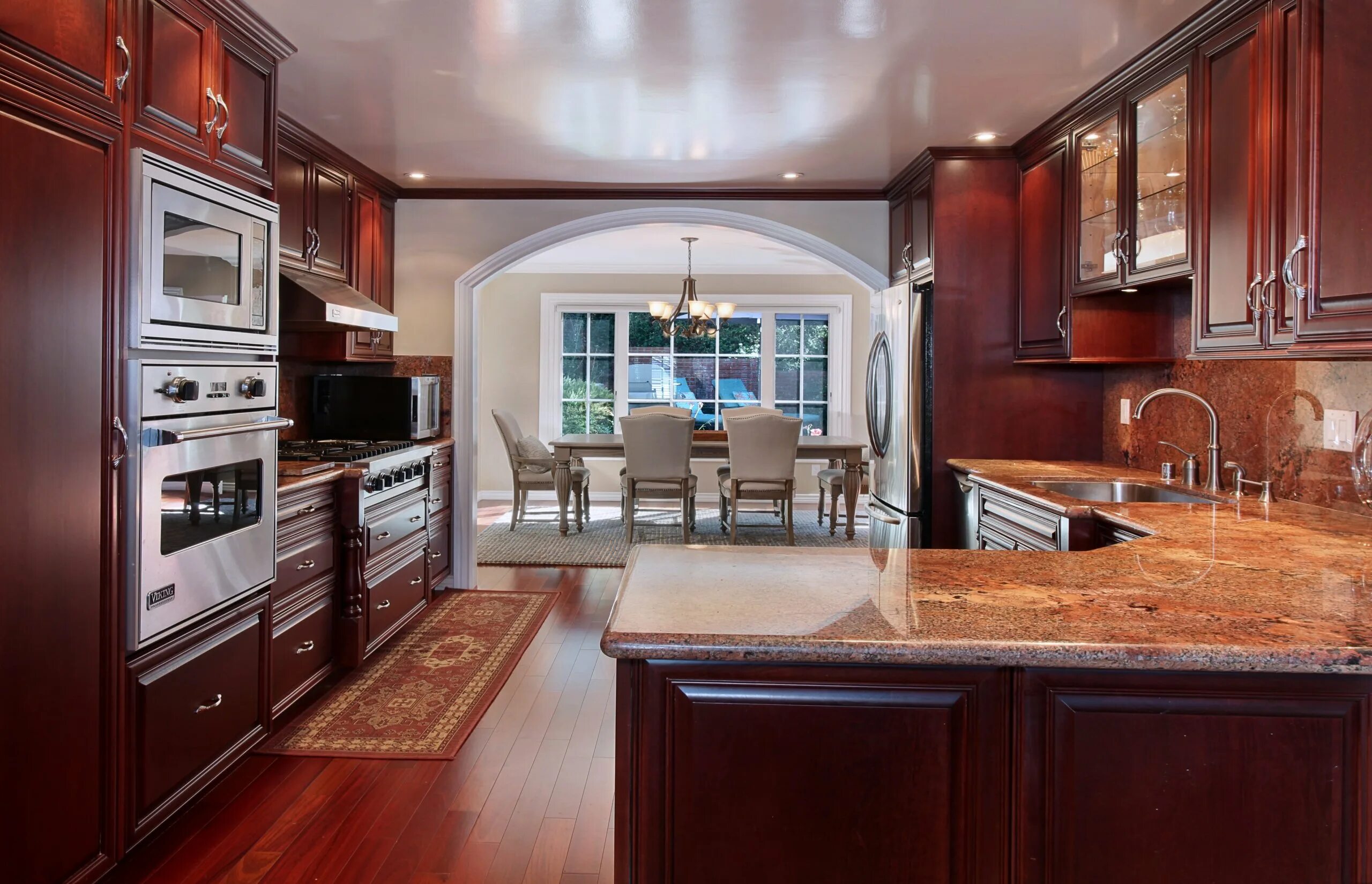 Современная рабочая зона кухни. Интерьер кухни. Кухня с окном в частном доме. Красивые большие кухни. Маленькая рабочая зона на кухне.