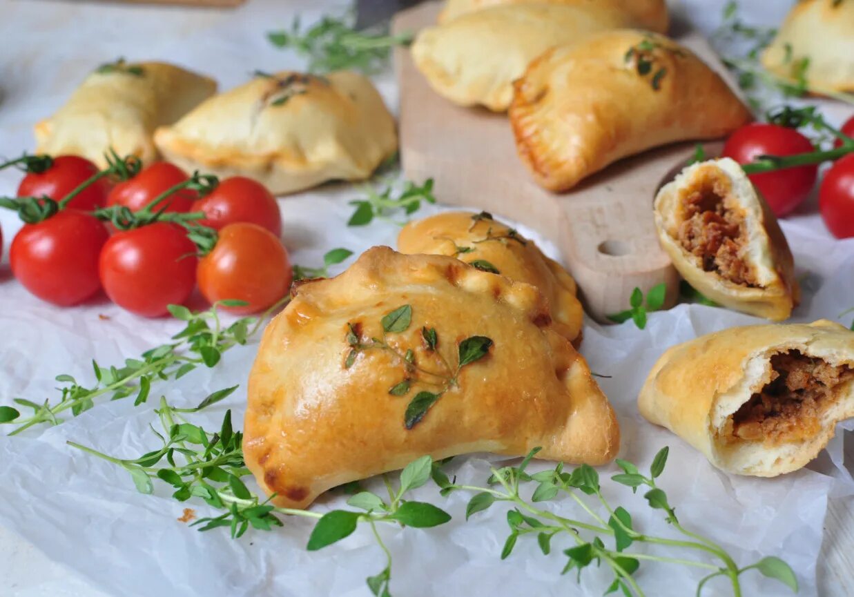 Пирожки с мясом рыбой. Расстегай с мясом. Расстегай с грибами. Пирожки с помидорами. Азиатский пирожок с мясом.