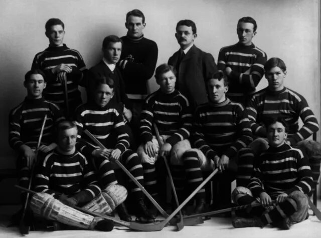 Первая хоккейная команда. Первая хоккейная команда Канады 1904. Хоккейная команда 1904 Канада. Первая команда хоккея в 1904 Канада. Хоккей в Канаде в 1886 году.