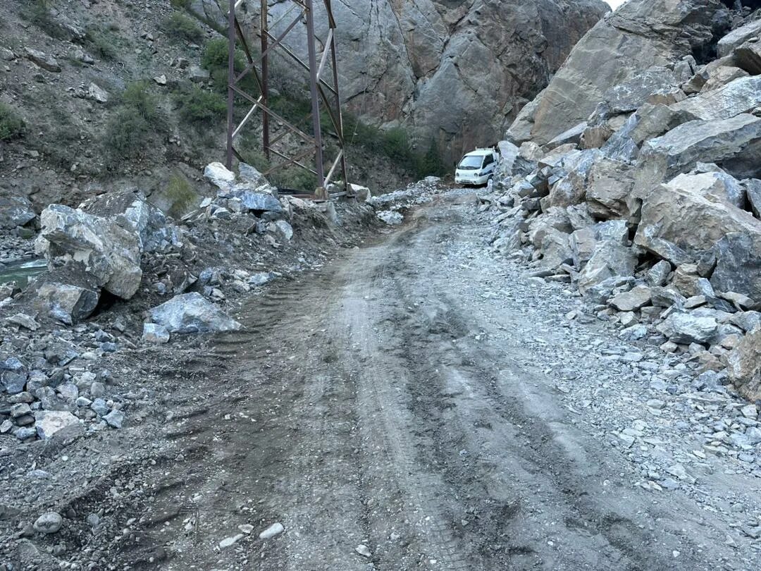 Обвалы, осыпи, камнепады. Камнепад на дороге. Обвалы, осыпи, камнепады. Камнепад на дороге. Оползень в горах.