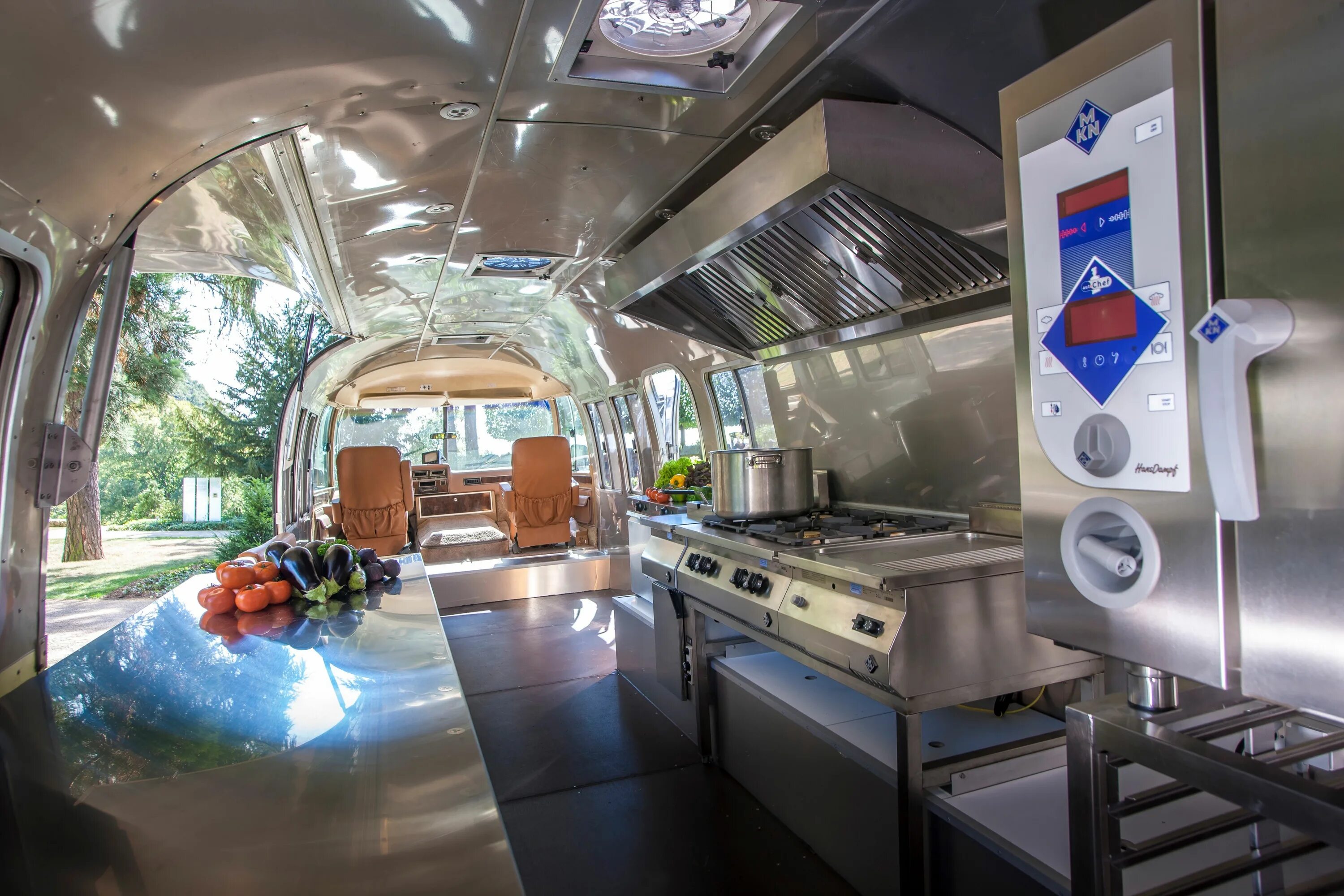 Кухня на колесах. Фудтрак airstream. фудтрак aformer. передвижная кухня на колесах. фудтрак кухня на колесах.